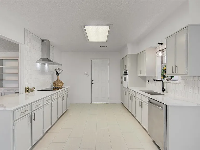 3945 Cheryl St — Photo 8