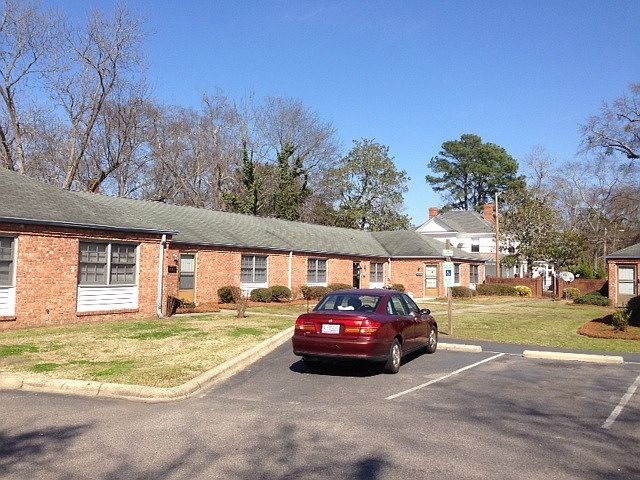 1st image of 1005 N Elm St APT 7