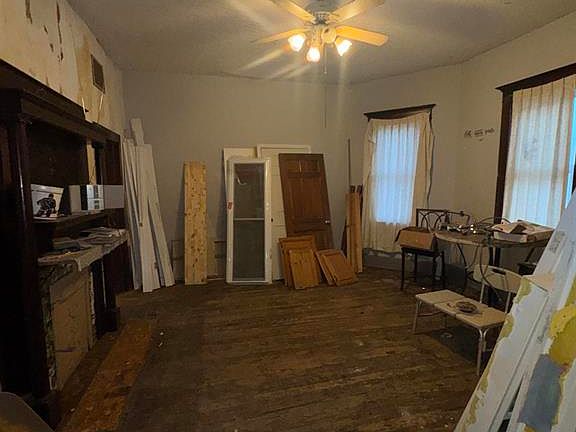 3rd image of 112 W Missouri St