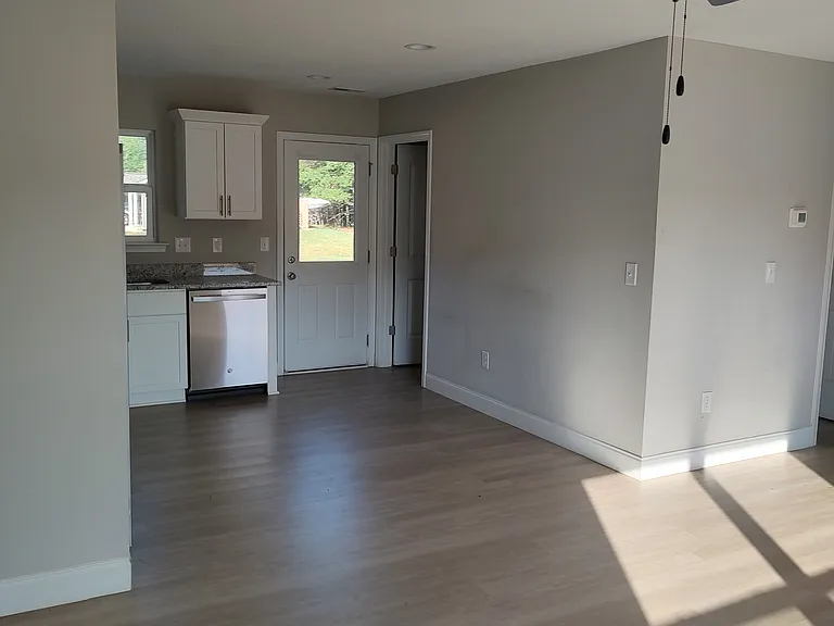 1607 N Green River Rd #B — Photo 3