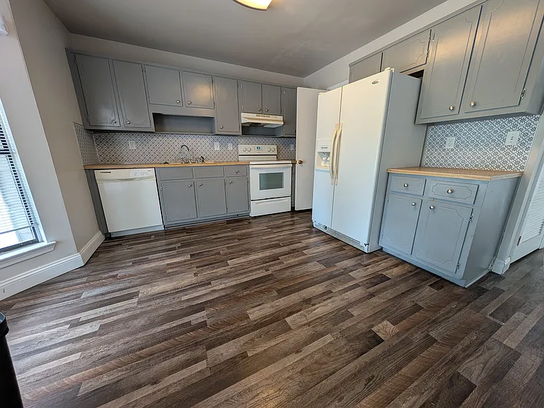 5545 Saint James St — Photo 2