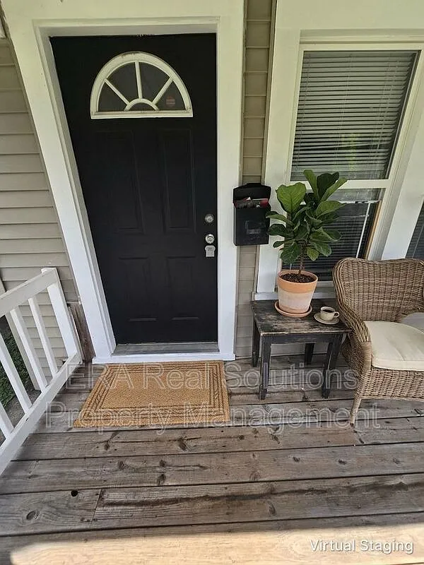 3 bed, 1.0 bath, 1050 sqft, $1,200 — Photo 3