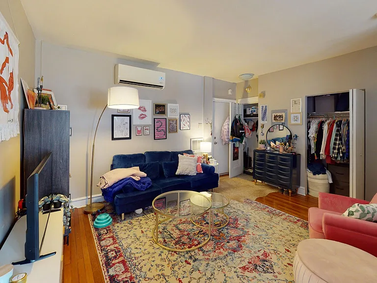 The Larchmont — Photo 2