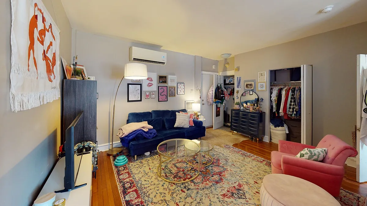 Building Photo - The Larchmont