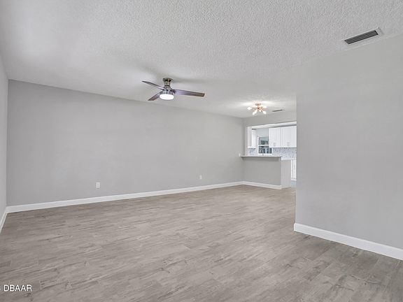 5th image of 930 Sandle Wood Dr