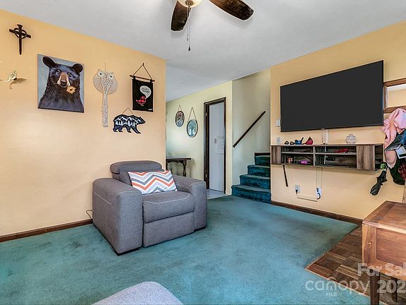 5th image of 10 Laurel Brook Dr