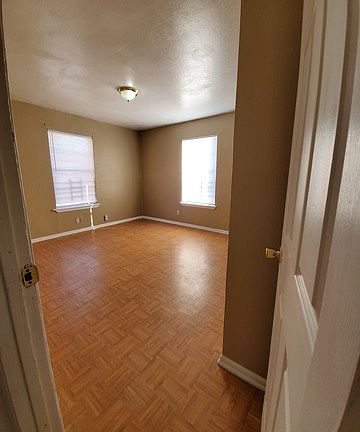 4th image of 115 Victor St APT 2