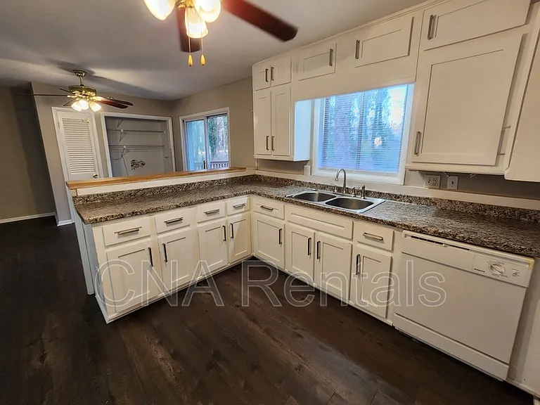 3146 Vandiver Dr — Photo 7