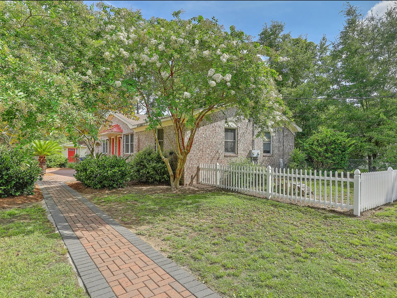 2 bed, 870 sqft, $1,900 — Photo 3
