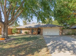 821 N Stout Cir, Moore, OK 73170