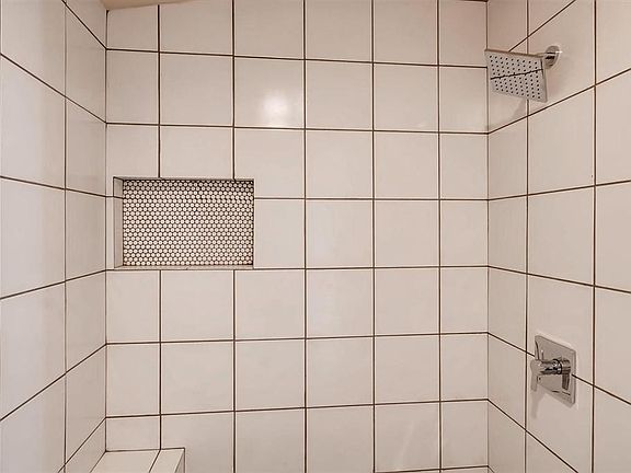 4th image of 4833 Auburn Dr