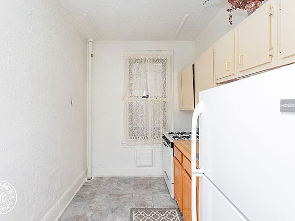 5th image of 194 Malcolm X Blvd APT D4