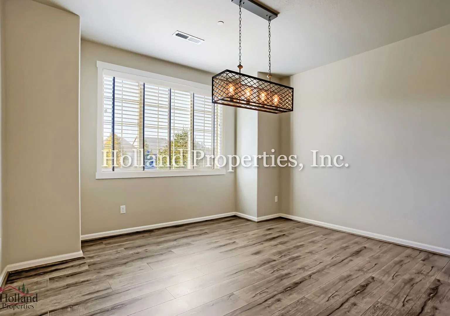 Your Bethany Retreat Awaits! Spacious Living, Stylish Comfort & Backyard Fun — Photo 4