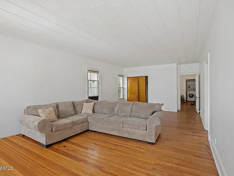 2 bed, 1000 sqft, $1,600 — Photo 3