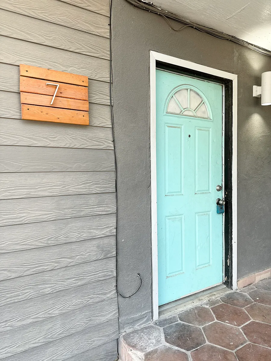 Building Photo - 1327 Quintana Rd #7