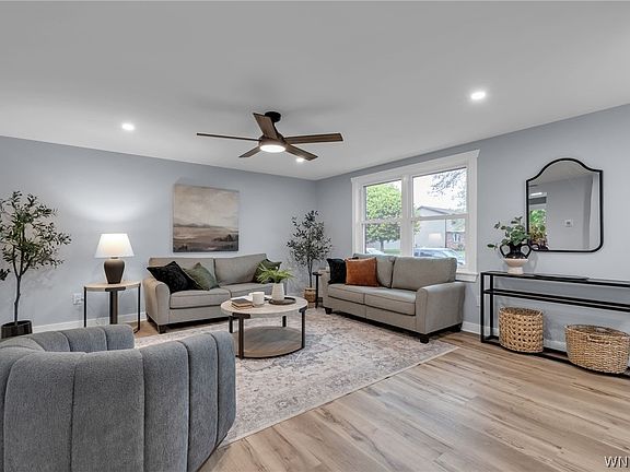 3rd image of 4584 Buckingham Ln