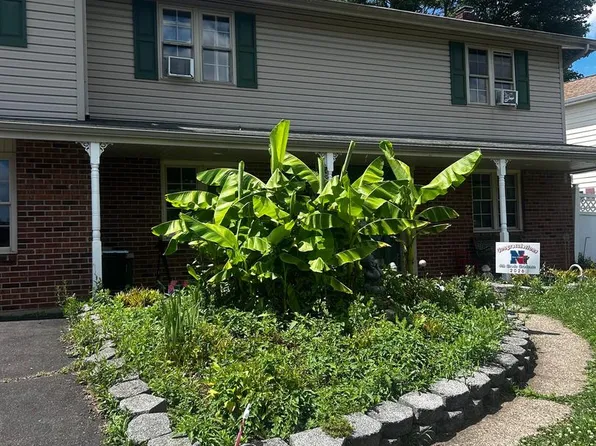 169 Twin Oak Dr, Levittown, PA 19056