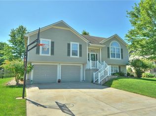 1633 SE Dalton Dr, Lees Summit, MO 64081