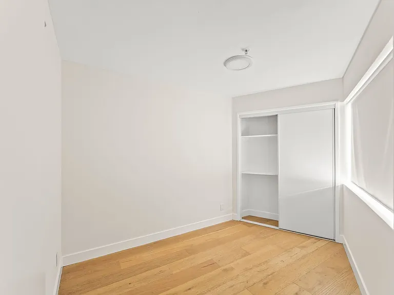 231 E Hyde Park Blvd — Photo 9