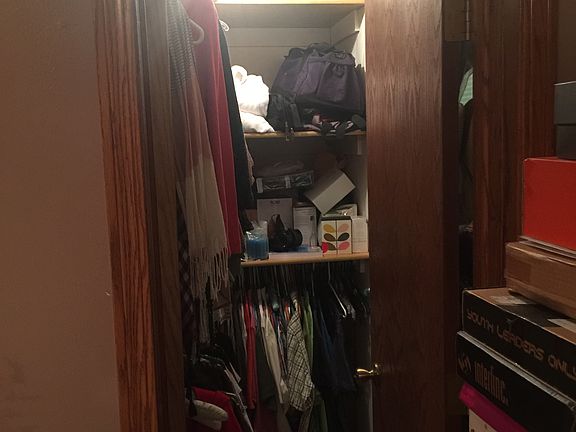 Walkin closet master bedroom