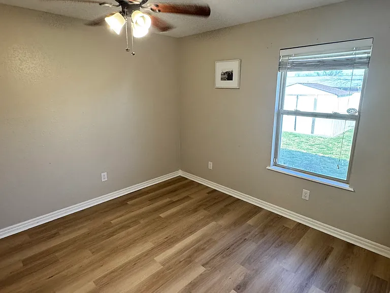 619 NW Granite Ave — Photo 4
