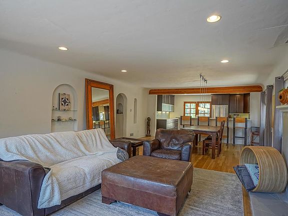 3rd image of 323 Richmond Dr SE