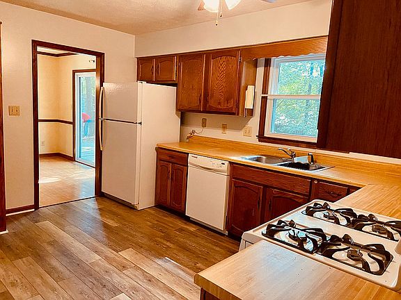 4th image of 608 Waterwood Bnd
