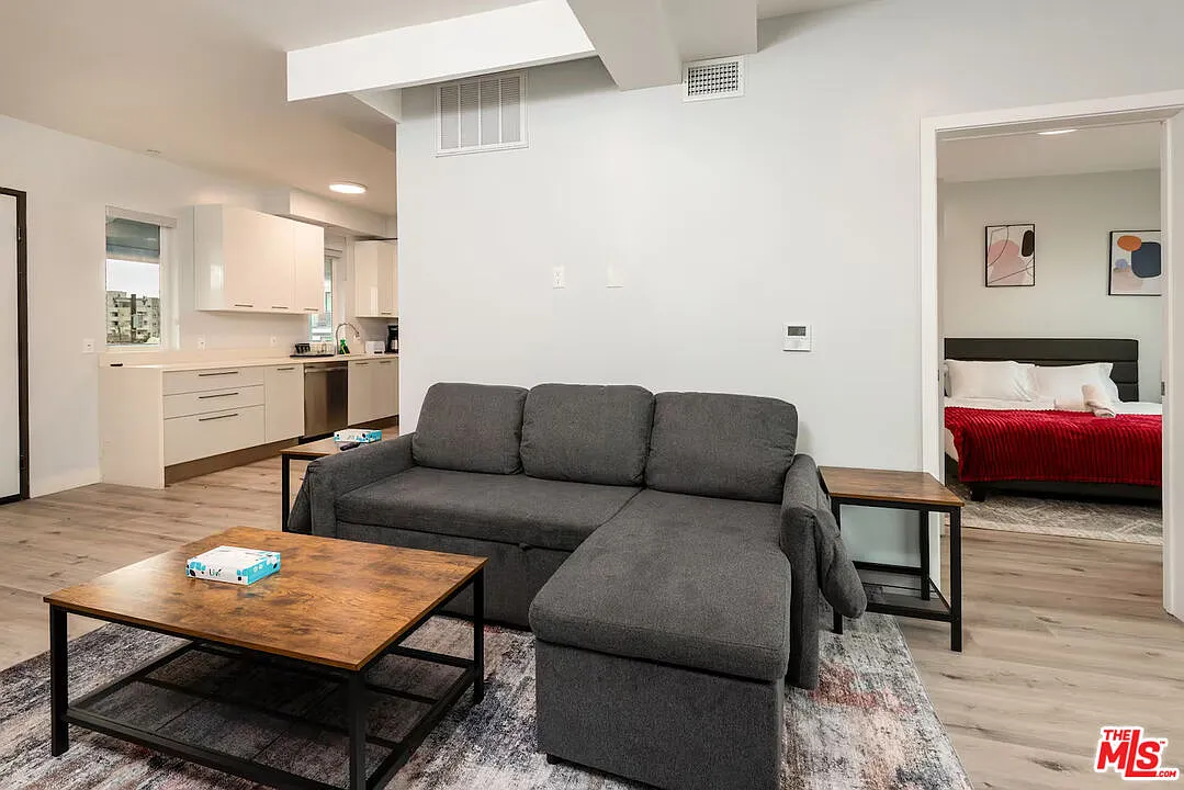 1 bed, 1.0 bath, 736 sqft, $2,400 — Photo 3