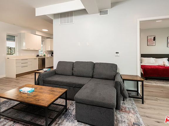 3rd image of 917 S Berendo St #302