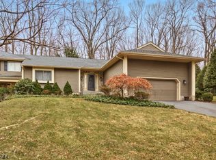 20 Hunters Cir, Tewksbury Township, NJ 08833