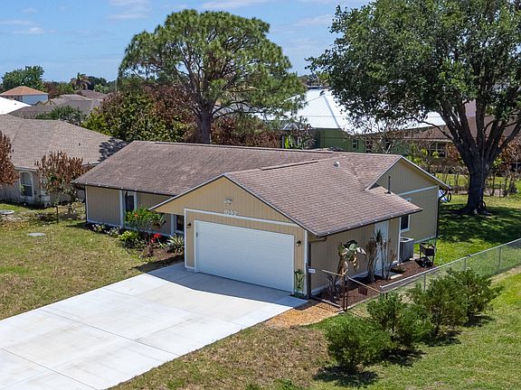 4th image of 1092 SW Alcantarra Boulevard