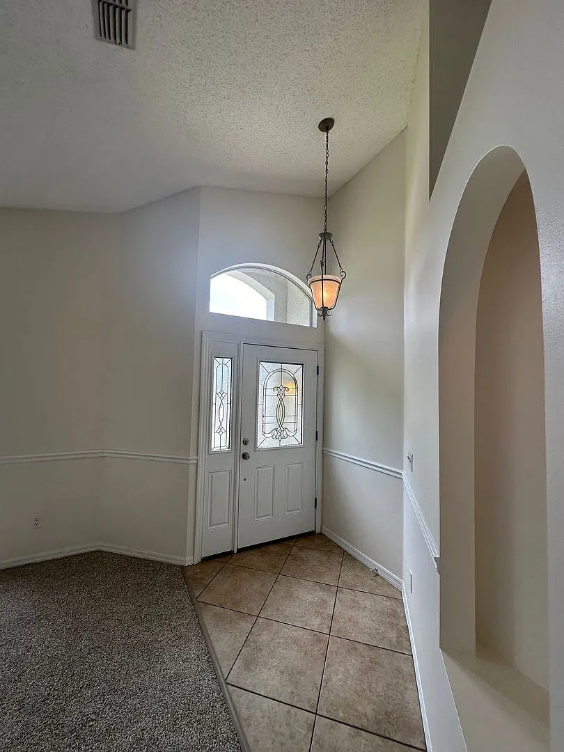 3/2 Split plan with pool! — Photo 2