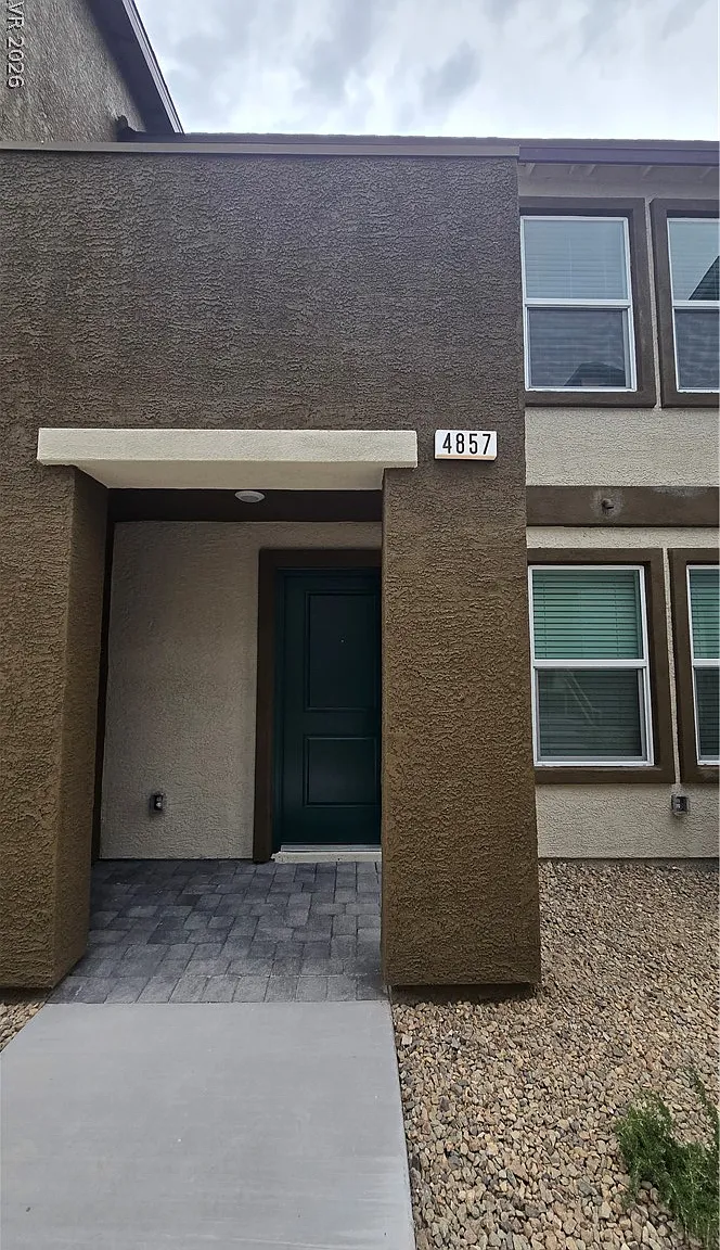 3 bed, 2.5 bath, 1295 sqft, $2,045 — Photo 2