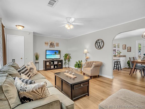 4th image of 207 W Davis Ave