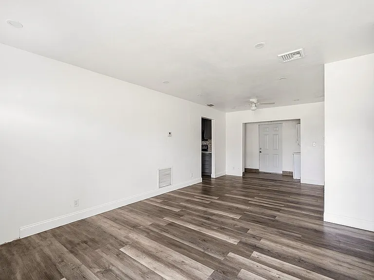 1060 SW 5th Ter — Photo 8