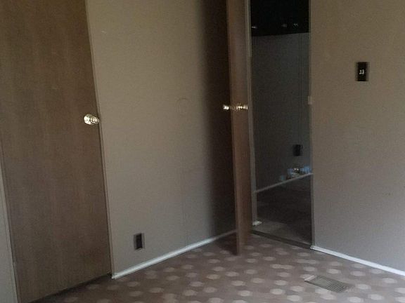 4th image of 303 Silver Lake Dr