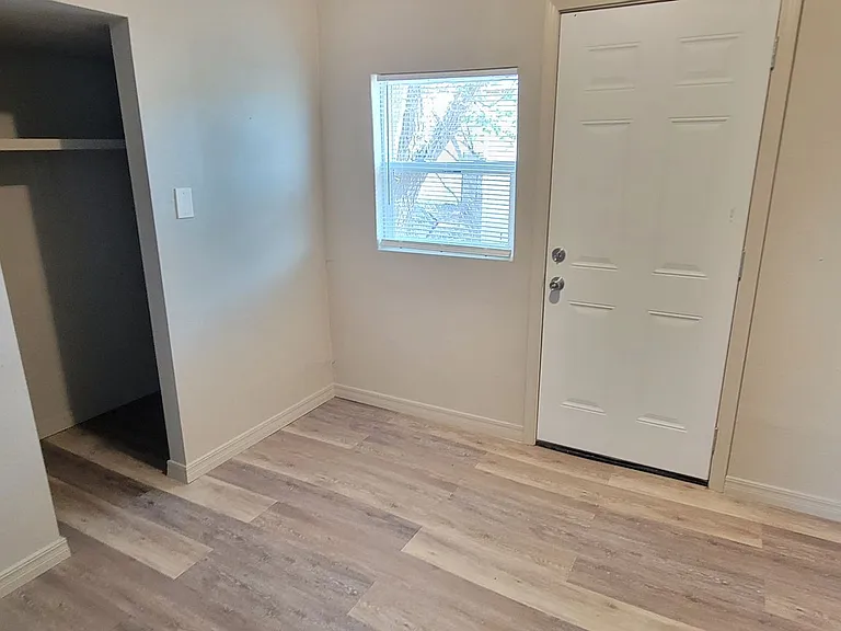 805 S Avenue C — Photo 16