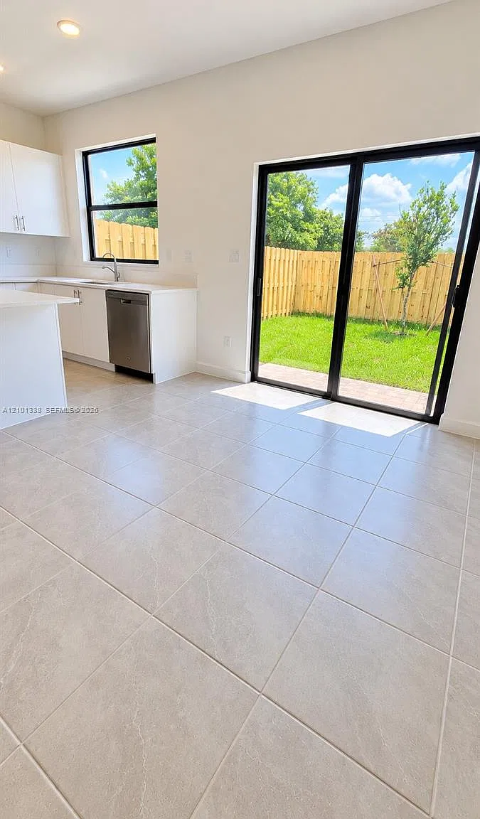 3 bed, 3.0 bath, 1328 sqft, $2,640 — Photo 3