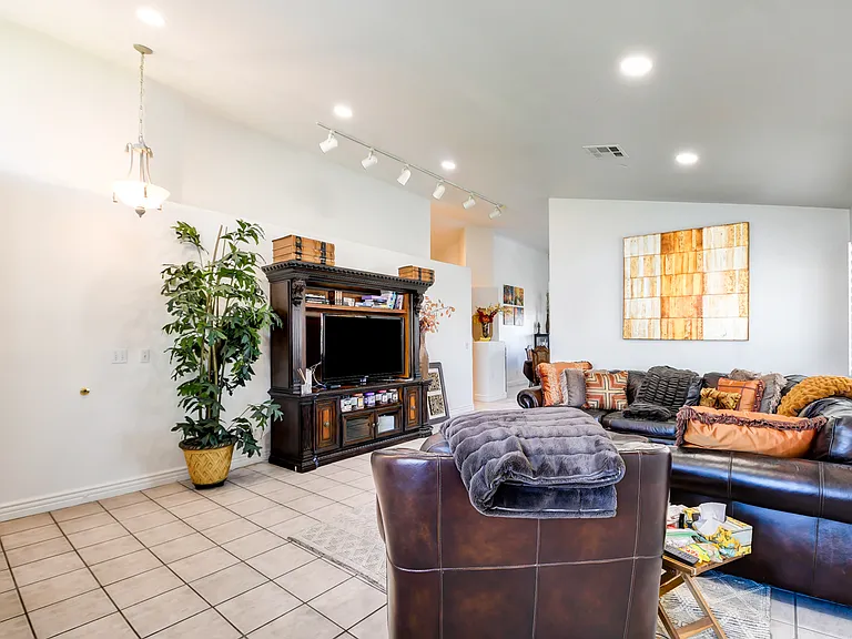 7365 Tamarind Ave — Photo 6