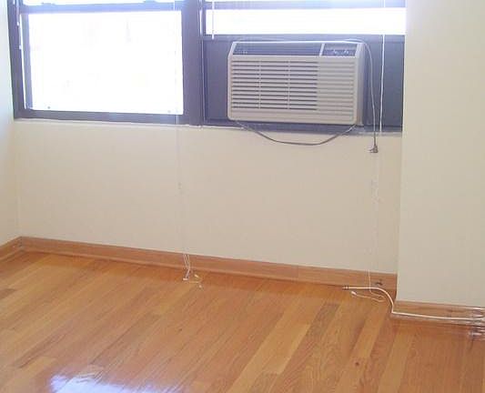 3rd image of 836 W Buena Ave