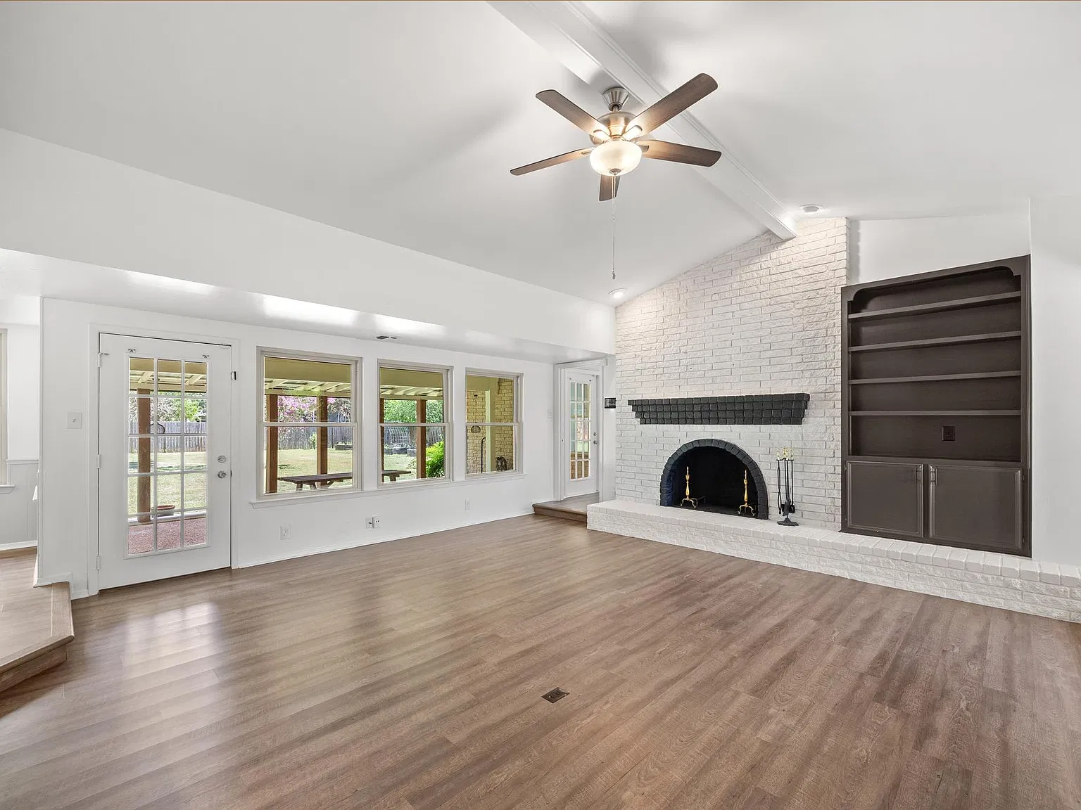 3 bed, 2.0 bath, 2105 sqft, $3,200 — Photo 4