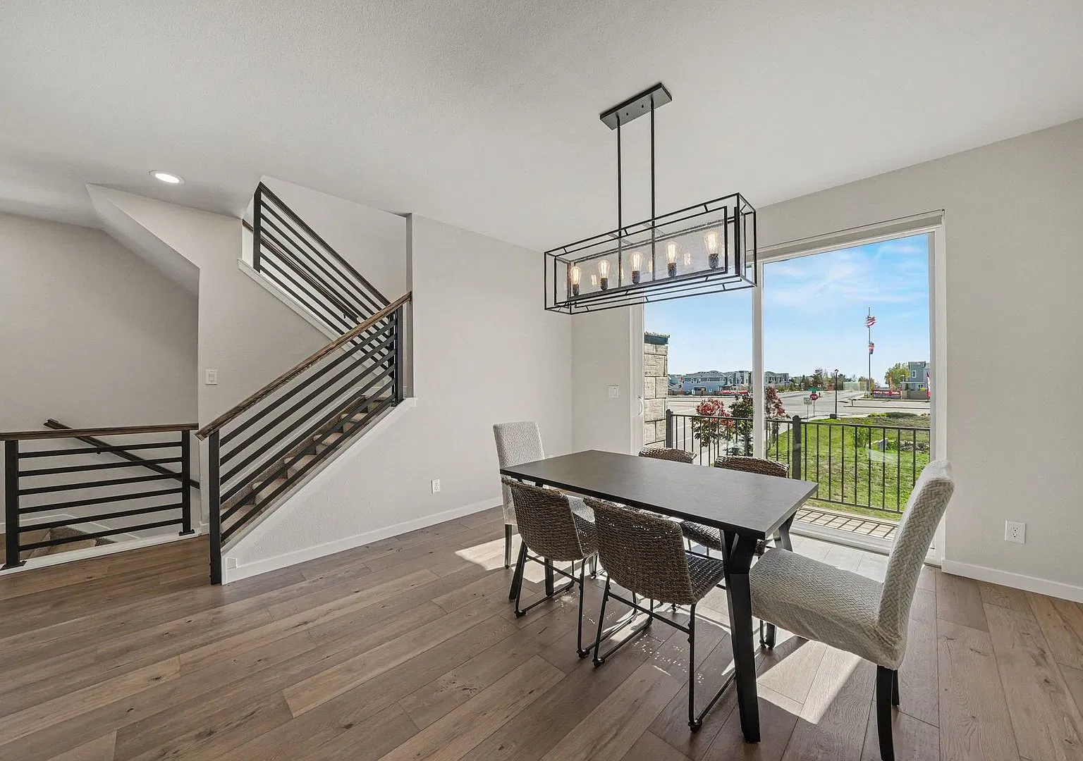 Modern Hannah Ridge Home with Three Private Bedroom Suites Attached Garage — Photo 4