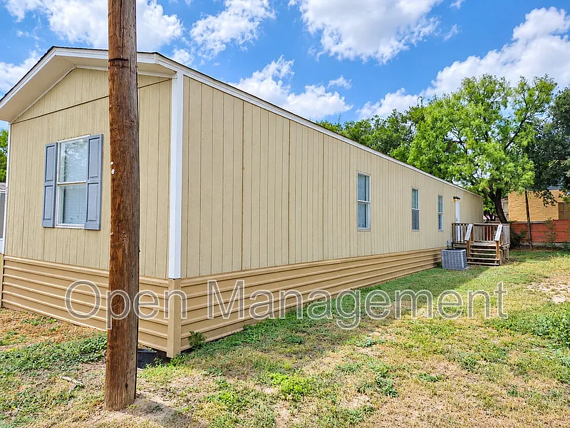 3 bed, 2.0 bath, 1216 sqft, $975 — Photo 2