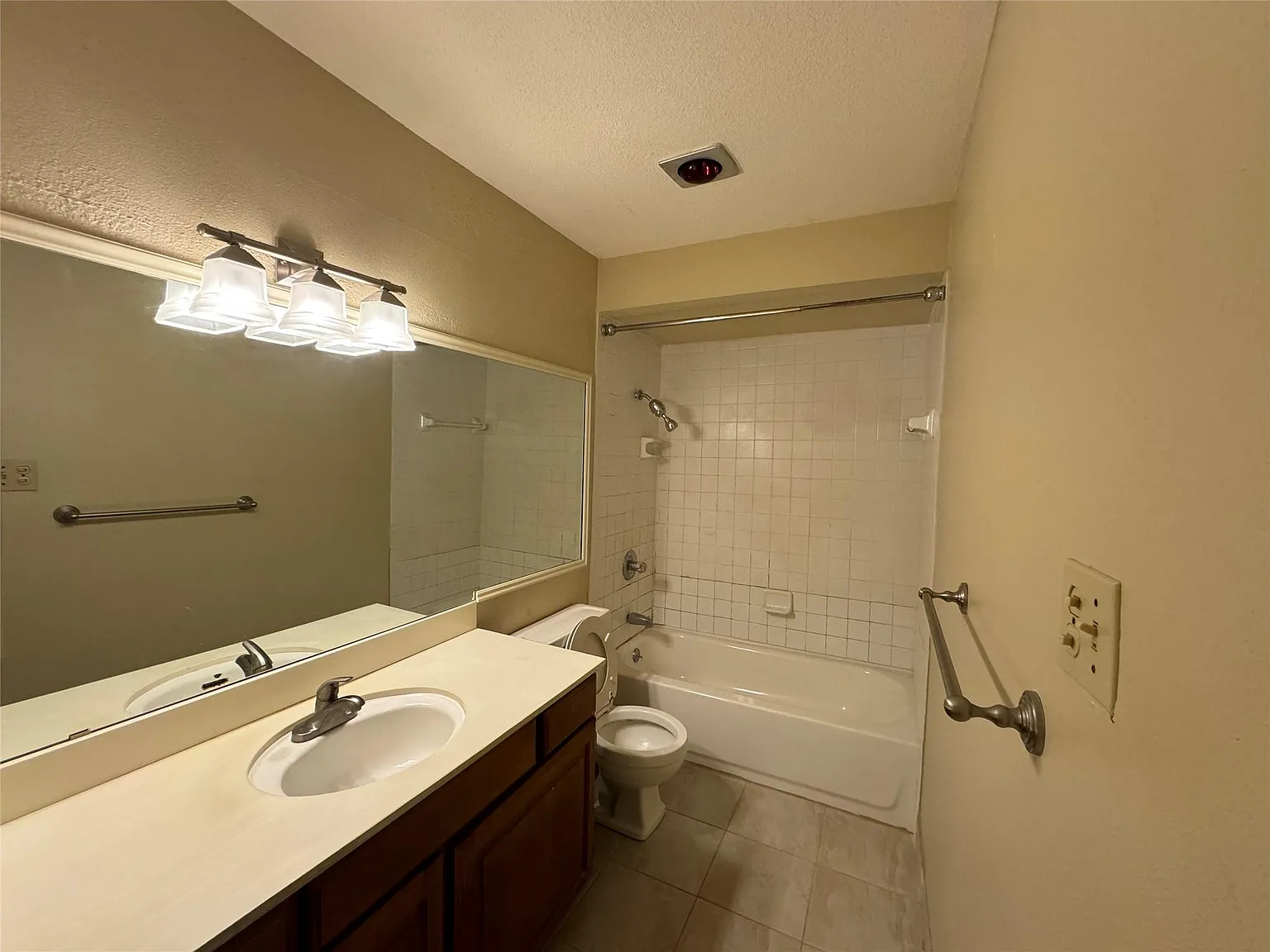 1 bed, 1.0 bath, 748 sqft, $1,250 — Photo 4