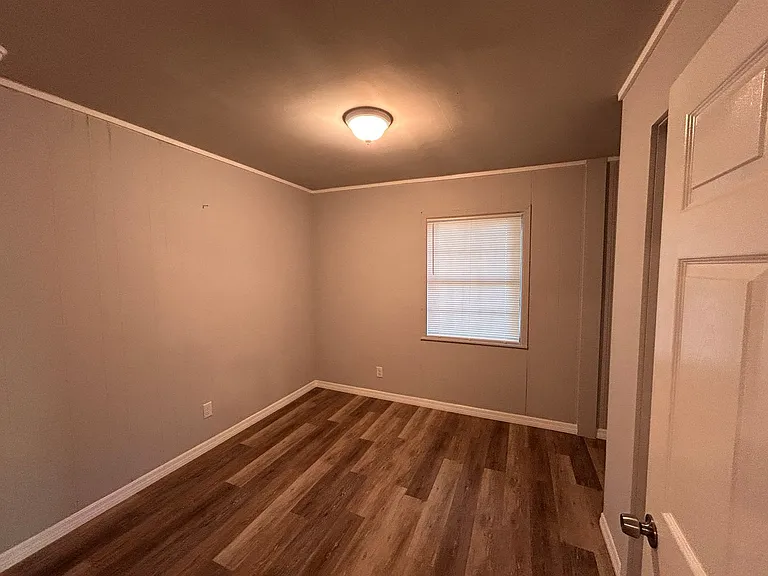 1648 Loyola Dr N — Photo 5