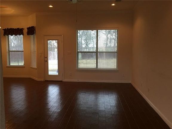 3rd image of 906 Woodcrest Dr