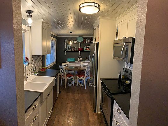5th image of 5805 NE 52nd Cir