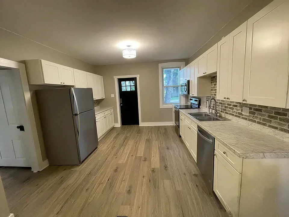 2123 Main St