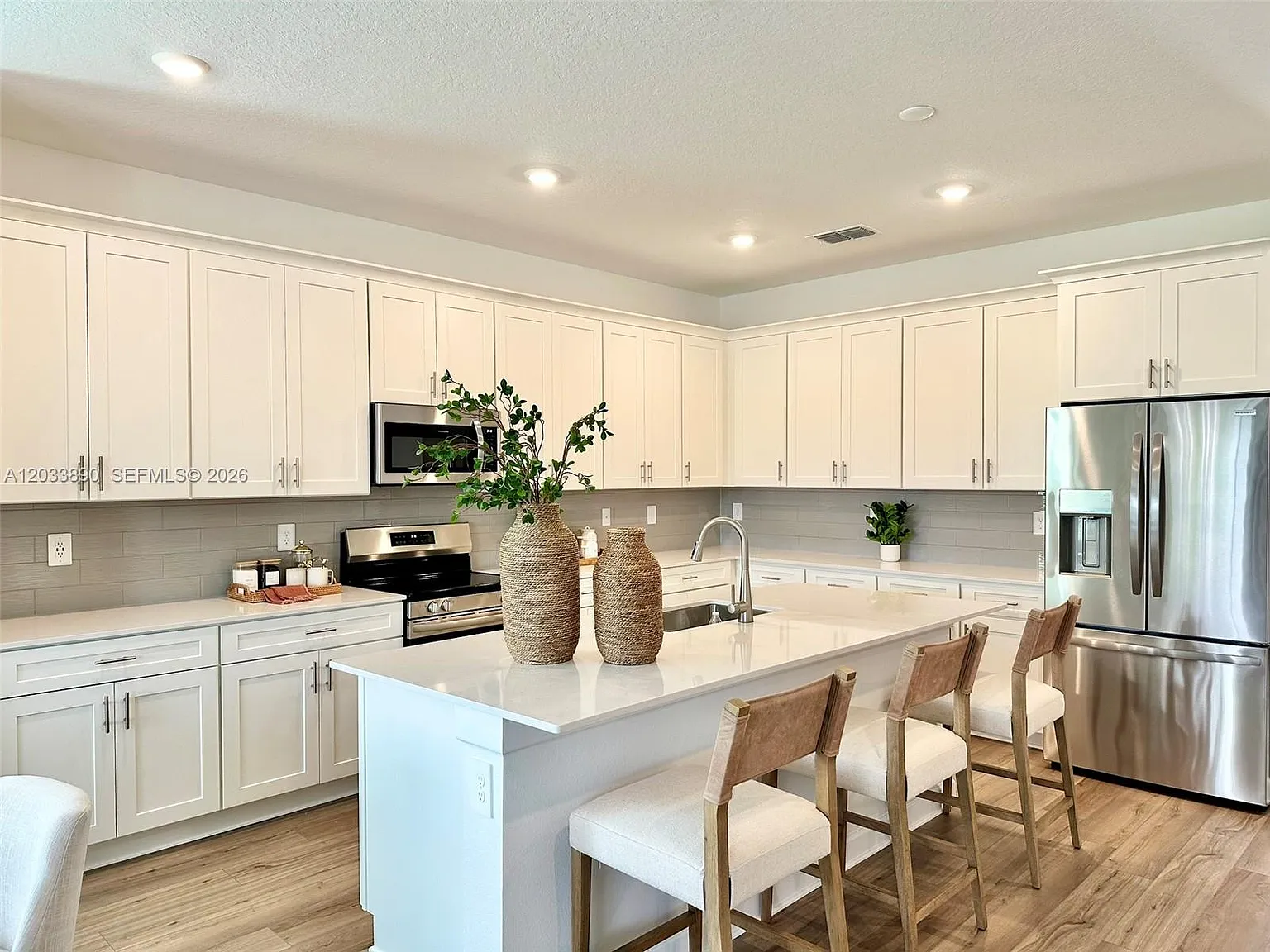 6 bed, 5.0 bath, 3291 sqft, $5,950 — Photo 4