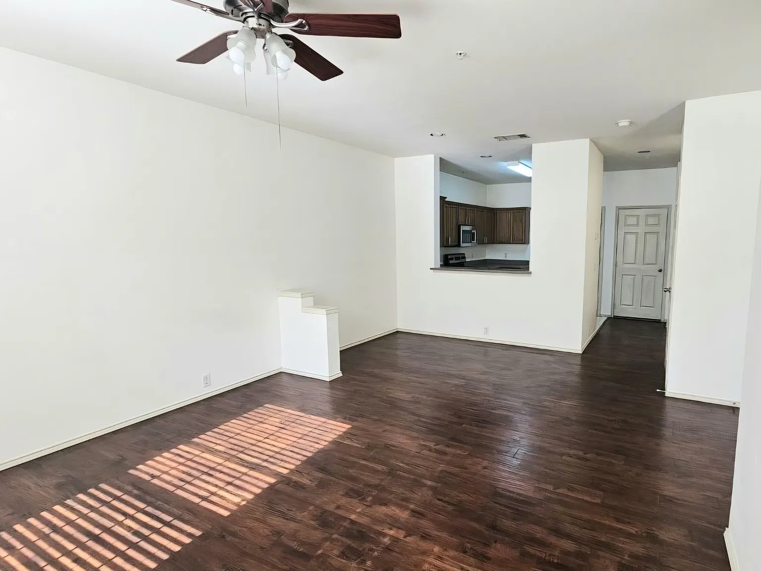 3 bed, 2.5 bath, 1644 sqft, $1,980 — Photo 3